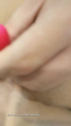 【国产AV传奇诞生】一本道AV拍摄传媒 无毛粉穴小骚货JK学妹制服装跪舔J8 一顿抽插爆操干完玩跳蛋 截图15