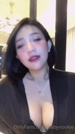 泰国零零后巨乳淫欲痴女「babynookie」OF露脸性爱私拍 巨骚！户外露出商场厕所自慰单男约炮 截图1
