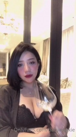 泰国零零后巨乳淫欲痴女「babynookie」OF露脸性爱私拍 巨骚！户外露出商场厕所自慰单男约炮 截图2
