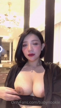 泰国零零后巨乳淫欲痴女「babynookie」OF露脸性爱私拍 巨骚！户外露出商场厕所自慰单男约炮 截图5