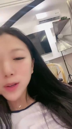 【奶球】富豪的专宠小母狗! ~无套啪啪内射~爽到极点，被掐着脖子操，这哥们真是够暴力，快被操晕了 截图15