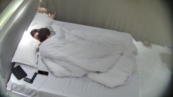 酒店偷拍高校眼镜婊班花被小伙追到手周末带出来操穴 干了几次 截图1