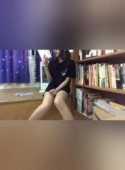 顶尖的VIP电报群少女镇定制超级博主视频，舌尖上的菊花全裸访谈，跳蛋天台放尿，饮尿自慰 截图2