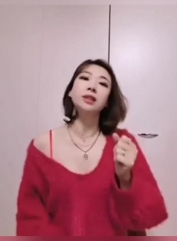 顶尖的VIP电报群少女镇定制超级博主视频，舌尖上的菊花全裸访谈，跳蛋天台放尿，饮尿自慰 截图9