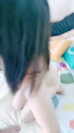 骚熟女带着小姑娘玩群P，小骚逼看着好几个大鸡巴有点怕怕啊，口交大鸡巴各种体位爆草抽插，揉奶玩逼有激情 截图9