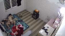 租客破解房东家网络摄像头偷拍 ️房东和年轻苗条娇妻的日常性生活有时用假鸡巴插逼 截图1