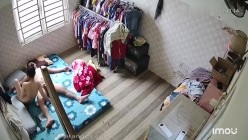 租客破解房东家网络摄像头偷拍 ️房东和年轻苗条娇妻的日常性生活有时用假鸡巴插逼 截图2