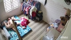 租客破解房东家网络摄像头偷拍 ️房东和年轻苗条娇妻的日常性生活有时用假鸡巴插逼 截图3