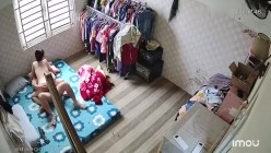 租客破解房东家网络摄像头偷拍 ️房东和年轻苗条娇妻的日常性生活有时用假鸡巴插逼 截图4