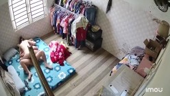 租客破解房东家网络摄像头偷拍 ️房东和年轻苗条娇妻的日常性生活有时用假鸡巴插逼 截图5