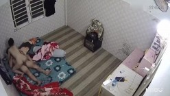租客破解房东家网络摄像头偷拍 ️房东和年轻苗条娇妻的日常性生活有时用假鸡巴插逼 截图6