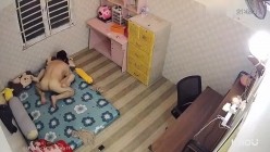 租客破解房东家网络摄像头偷拍 ️房东和年轻苗条娇妻的日常性生活有时用假鸡巴插逼 截图9