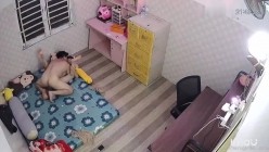租客破解房东家网络摄像头偷拍 ️房东和年轻苗条娇妻的日常性生活有时用假鸡巴插逼 截图11