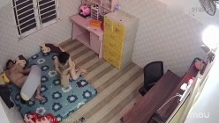 租客破解房东家网络摄像头偷拍 ️房东和年轻苗条娇妻的日常性生活有时用假鸡巴插逼 截图12