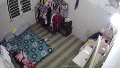 租客破解房东家网络摄像头偷拍 ️房东和年轻苗条娇妻的日常性生活有时用假鸡巴插逼 截图13