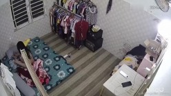 租客破解房东家网络摄像头偷拍 ️房东和年轻苗条娇妻的日常性生活有时用假鸡巴插逼 截图16