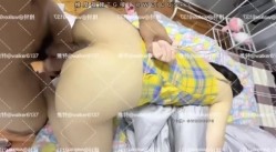 泡良约炮大神【狮子座】最新电报群福利，白皙美臀黄格子短裙小母狗露脸性爱 截图12