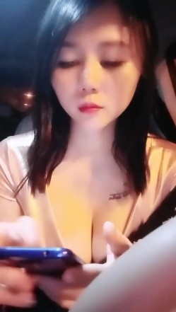 【雪儿老师】巨乳奶滴滴女司机开滴滴不为赚钱只为男人一边直播一边勾引醉酒乘客服务一流专门喂乘客壮阳药 截图3