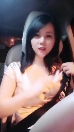 【雪儿老师】巨乳奶滴滴女司机开滴滴不为赚钱只为男人一边直播一边勾引醉酒乘客服务一流专门喂乘客壮阳药 截图4