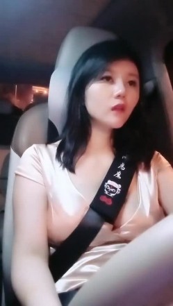 【雪儿老师】巨乳奶滴滴女司机开滴滴不为赚钱只为男人一边直播一边勾引醉酒乘客服务一流专门喂乘客壮阳药 截图5