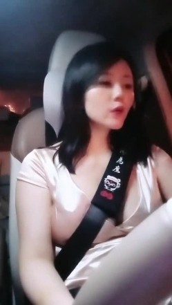【雪儿老师】巨乳奶滴滴女司机开滴滴不为赚钱只为男人一边直播一边勾引醉酒乘客服务一流专门喂乘客壮阳药 截图6