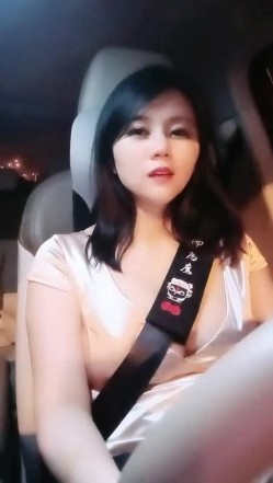 【雪儿老师】巨乳奶滴滴女司机开滴滴不为赚钱只为男人一边直播一边勾引醉酒乘客服务一流专门喂乘客壮阳药 截图7