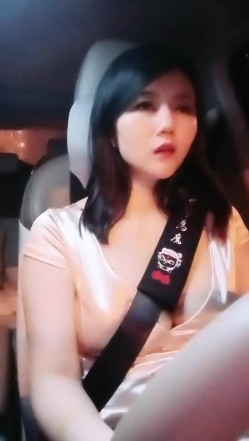 【雪儿老师】巨乳奶滴滴女司机开滴滴不为赚钱只为男人一边直播一边勾引醉酒乘客服务一流专门喂乘客壮阳药 截图9
