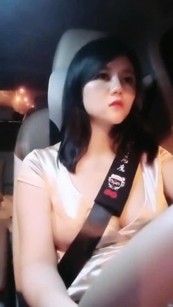 【雪儿老师】巨乳奶滴滴女司机开滴滴不为赚钱只为男人一边直播一边勾引醉酒乘客服务一流专门喂乘客壮阳药 截图10