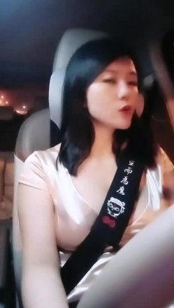 【雪儿老师】巨乳奶滴滴女司机开滴滴不为赚钱只为男人一边直播一边勾引醉酒乘客服务一流专门喂乘客壮阳药 截图11
