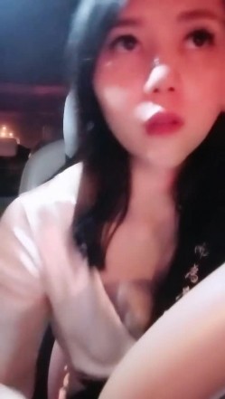 【雪儿老师】巨乳奶滴滴女司机开滴滴不为赚钱只为男人一边直播一边勾引醉酒乘客服务一流专门喂乘客壮阳药 截图12