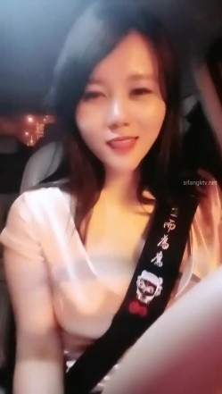 【雪儿老师】巨乳奶滴滴女司机开滴滴不为赚钱只为男人一边直播一边勾引醉酒乘客服务一流专门喂乘客壮阳药 截图15
