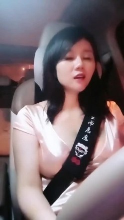 【雪儿老师】巨乳奶滴滴女司机开滴滴不为赚钱只为男人一边直播一边勾引醉酒乘客服务一流专门喂乘客壮阳药 截图16