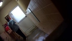 民宿洗澡间暗藏摄像头偷拍同团的妹子洗澡,大红的胸罩难道是来度蜜月 截图1
