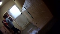民宿洗澡间暗藏摄像头偷拍同团的妹子洗澡,大红的胸罩难道是来度蜜月 截图2