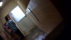 民宿洗澡间暗藏摄像头偷拍同团的妹子洗澡,大红的胸罩难道是来度蜜月 截图5