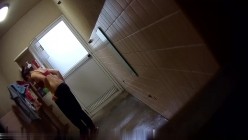 民宿洗澡间暗藏摄像头偷拍同团的妹子洗澡,大红的胸罩难道是来度蜜月 截图7