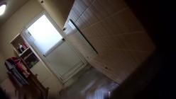 民宿洗澡间暗藏摄像头偷拍同团的妹子洗澡,大红的胸罩难道是来度蜜月 截图11