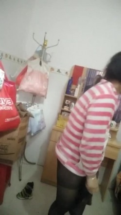 【良家泄密】很骚的小两口，妻子在换衣服，老公伸手过去想摸奶被骂，‘你颠野，孩子在旁边’！ 截图4