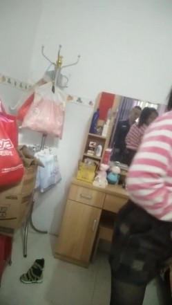 【良家泄密】很骚的小两口，妻子在换衣服，老公伸手过去想摸奶被骂，‘你颠野，孩子在旁边’！ 截图5
