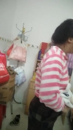 【良家泄密】很骚的小两口，妻子在换衣服，老公伸手过去想摸奶被骂，‘你颠野，孩子在旁边’！ 截图6