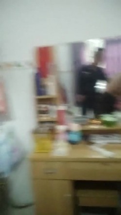 【良家泄密】很骚的小两口，妻子在换衣服，老公伸手过去想摸奶被骂，‘你颠野，孩子在旁边’！ 截图8