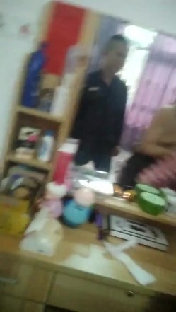 【良家泄密】很骚的小两口，妻子在换衣服，老公伸手过去想摸奶被骂，‘你颠野，孩子在旁边’！ 截图9