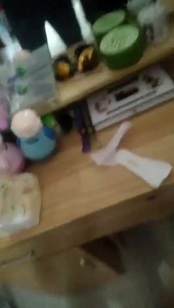 【良家泄密】很骚的小两口，妻子在换衣服，老公伸手过去想摸奶被骂，‘你颠野，孩子在旁边’！ 截图10