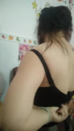 【良家泄密】很骚的小两口，妻子在换衣服，老公伸手过去想摸奶被骂，‘你颠野，孩子在旁边’！ 截图13