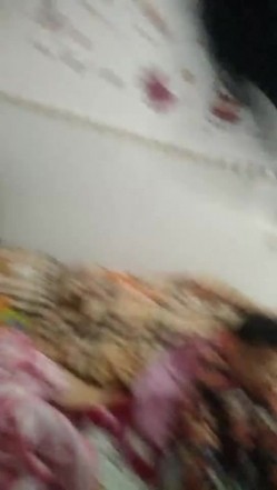 【良家泄密】很骚的小两口，妻子在换衣服，老公伸手过去想摸奶被骂，‘你颠野，孩子在旁边’！ 截图16