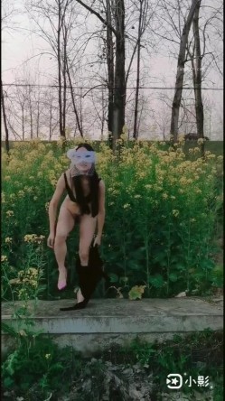 万人求购，推特反差婊，顶级绿帽骚妻【嫂子爱露出】一女战多男，群P大乱交，捆绑调教野战 截图3