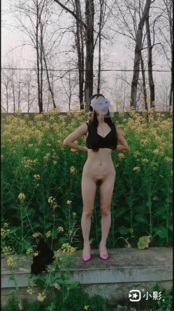 万人求购，推特反差婊，顶级绿帽骚妻【嫂子爱露出】一女战多男，群P大乱交，捆绑调教野战 截图4