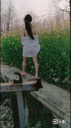 万人求购，推特反差婊，顶级绿帽骚妻【嫂子爱露出】一女战多男，群P大乱交，捆绑调教野战 截图12