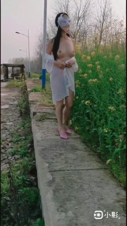 万人求购，推特反差婊，顶级绿帽骚妻【嫂子爱露出】一女战多男，群P大乱交，捆绑调教野战 截图13