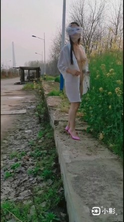 万人求购，推特反差婊，顶级绿帽骚妻【嫂子爱露出】一女战多男，群P大乱交，捆绑调教野战 截图14